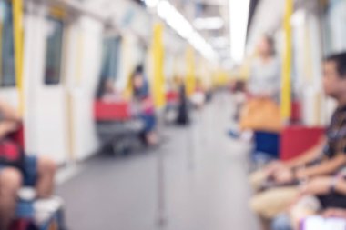 Soyut bulanıklık ve bulanık metro içi ve arka plan yolcuları, eski film görünüm etkisi