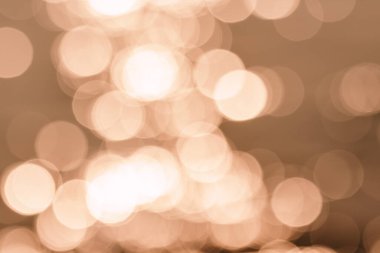 Güneş ışığının su yüzeyine yansıması.