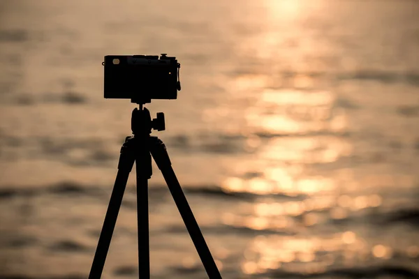 Silhueta Câmera Vintage Tripé Atirando Belo Mar Calmo Com Reflexão — Fotografia de Stock