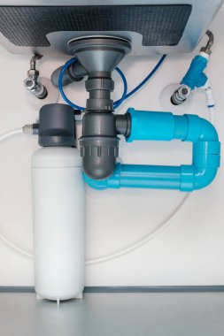 lavabo tesisat ve drenaj sistemi altında, su arıtma sistemi modern mutfak lavabosunun altında, sığ alan derinliğinde