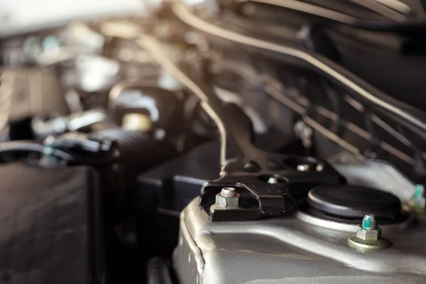 Günes isigi efektli modern otomobil motorunun detaylari, sig alan derinligi