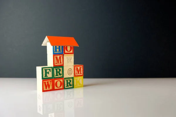 Virüs salgını sırasındaki tecrit talimatları sırasında evden çalışma kavramı. WorkFROMHOME 'u oluşturan tahta alfabe küpleri. Sadece seçici küplere odaklan.
