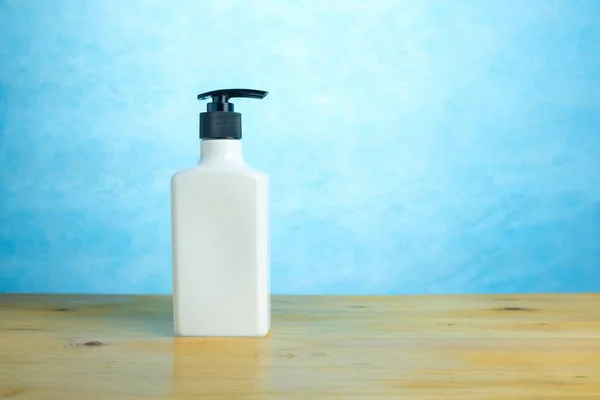 Mavi arka planda beyaz el dezenfektanı