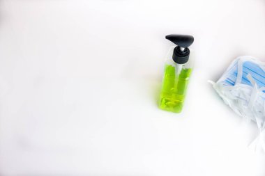 Ölümcül virüs salgını sırasında temiz kalmanın kavramsal görüntüsü. Parmak sıkma el dezenfektanı pompası ahşap masada beyaz üzerine izole edilmiş. Siyah şeker pompasına odaklan.