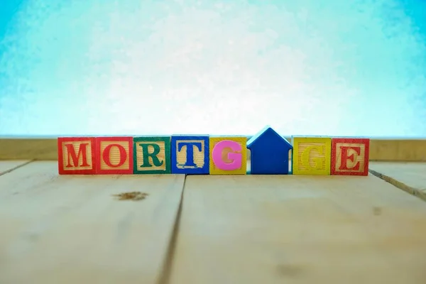 Tahta blok harfler ve oyuncak evin ahşap masaya 