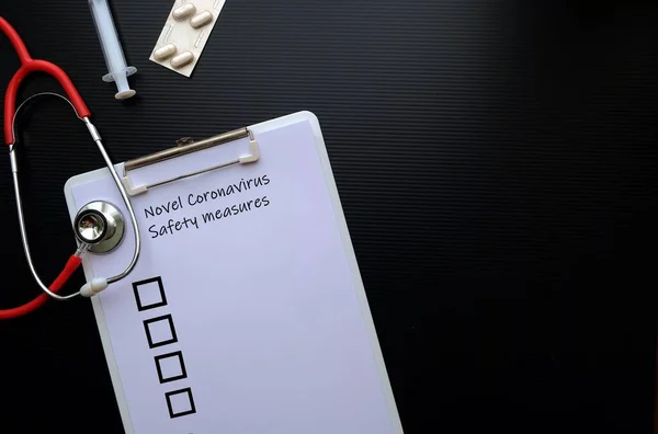 Operasyon görüşü, korona virüsü salgını hakkında gösterişsiz bir kavram. Stetoskop, ilaç hapları ve şırıngalar kara yüzey üzerinde kontrol listesindeler. Beyaz kağıda odaklan.