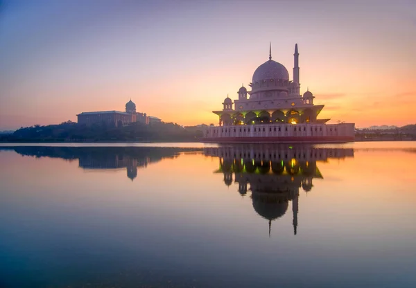Putrajaya Malezya 'da güzel bir gün doğumu. Göl suyunda yansıması var. Cami de görünür durumda. Putrajaya, Malezya 'nın idari başkentinde. Seçici odak.