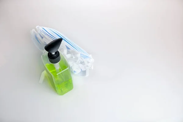 Ölümcül virüs salgını sırasında temiz kalmanın kavramsal görüntüsü. Parmak sıkma el dezenfektanı pompası ahşap masada beyaz üzerine izole edilmiş. Siyah şeker pompasına odaklan.