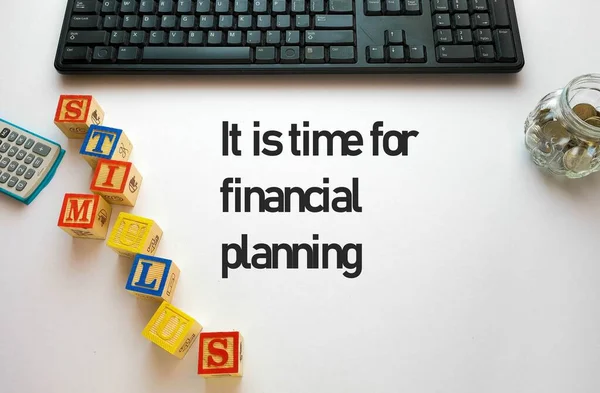 Üst görünüm metinleri Beyaz harf bloklarının yanı sıra STIMULUS metinleriyle finansal planlamanın zamanıdır. Kriz sırasında veya Covid-19 sırasında kavramsal hükümet ekonomik canlandırma paketleri. Not üzerine seçili metinlere odaklan.