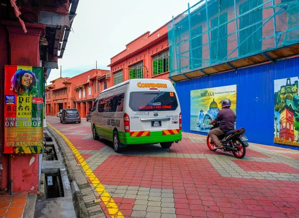 Malacca Malaysia-2019 Aralık 21: Merdeka yolu adı verilen yoldaki eski kırmızı dış bina. İnşaata odaklan. Görüntü biraz tahıl ya da gürültü içeriyor. Hareketlerdeki vehiles bulanıklığı.