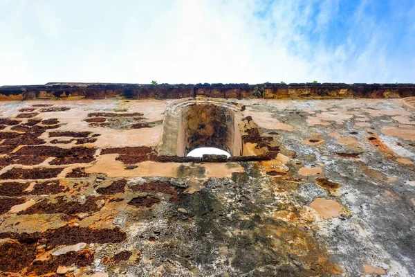 Malacca Malezya 'daki Aziz Paul Kilisesi' nin yıkıntılarının eski dış duvar görüntüsü. Mavi gökyüzü görünüyor. Eski duvara odaklan 