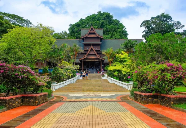 Malacca Malezya-2020 3 Ocak: Malacca Sultanlık Müzesi ana binalarının geniş açılı görüntüsü. Arka planda parlak mavi gökyüzü. Seçici odak.