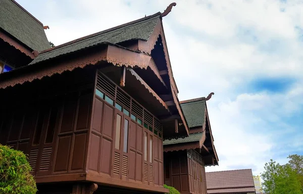 Malacca Malezya-2020 3 Ocak: Malacca Sultanlık Müzesi ana binalarının alçak açılı görüntüleri. Arka planda parlak mavi gökyüzü. Dış duvar ve pencereye odaklan.