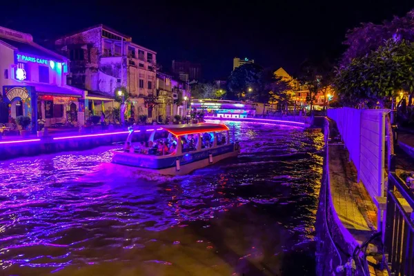 Malacca Malezya-202020Ocak 4: Yürüme yolunun yanı sıra gece Malacca Nehri 'nin güzel manzarası. Görünürde hareket bulanıklığı var. Ön plana yakın yürüme yoluna odaklan. Biraz tahıl ya da gürültü ve düşük ışıkta hafif odaklanma.