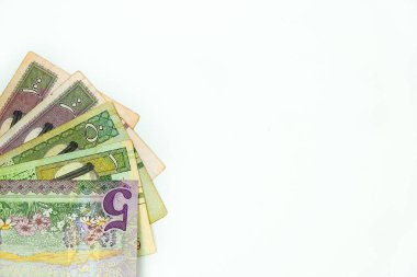 Suudi riyal banknotlarının beyazı üzerindeki kavramsal görüntüsü