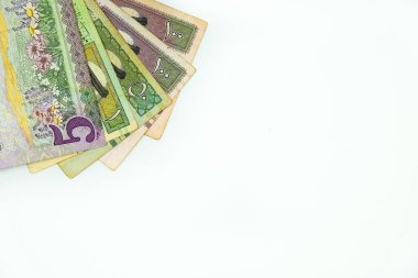 Suudi riyal banknotlarının beyazı üzerindeki kavramsal görüntüsü