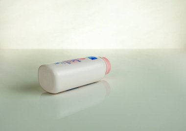 Kuala Lumpur Malezya-6-2019: masada duran izole edilmiş beyaz Johnson bebek pudrası şişesi. Johnson 'ınkine odaklan. ABD FDA 'nın asbest kaygısı nedeniyle son ürünler geri çağrıldı.