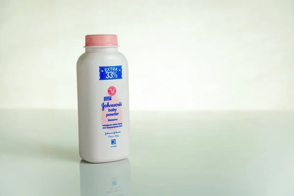 Kuala Lumpur Malezya-6-2019: Masada Johnson 'ın bebek pudrasından izole edilmiş beyaz şişe. Şişedeki Johnson 'a odaklan. Son zamanlarda ürün, ABD FDA 'nın asbest kaygısı nedeniyle geri çağrıldı..