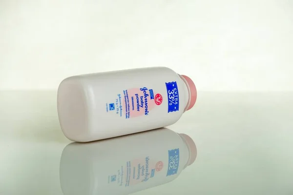 Kuala Lumpur Malezya-6-2019: masada duran izole edilmiş beyaz Johnson bebek pudrası şişesi. Johnson 'ınkine odaklan. ABD FDA 'nın asbest kaygısı nedeniyle son ürünler geri çağrıldı.