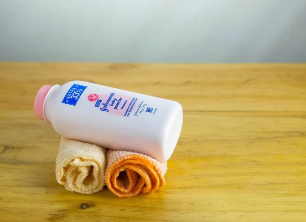 Kuala Lumpur Malezya-6-2019: Masada Johnson 'ın bebek pudrasından izole edilmiş beyaz şişe. Şişedeki Johnson 'a odaklan. Son zamanlarda ürün, ABD FDA 'nın asbest kaygısı nedeniyle geri çağrıldı..