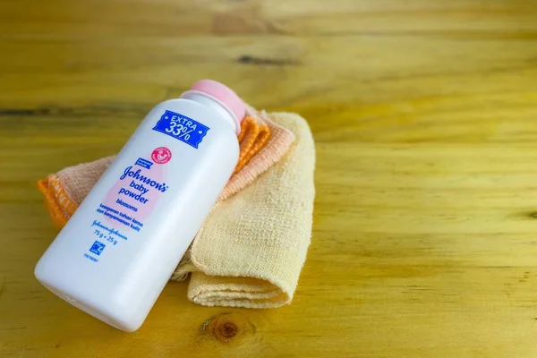 Kuala Lumpur Malezya-6-2019: Masada Johnson 'ın bebek pudrasından izole edilmiş beyaz şişe. Şişedeki Johnson 'a odaklan. Son zamanlarda ürün, ABD FDA 'nın asbest kaygısı nedeniyle geri çağrıldı..
