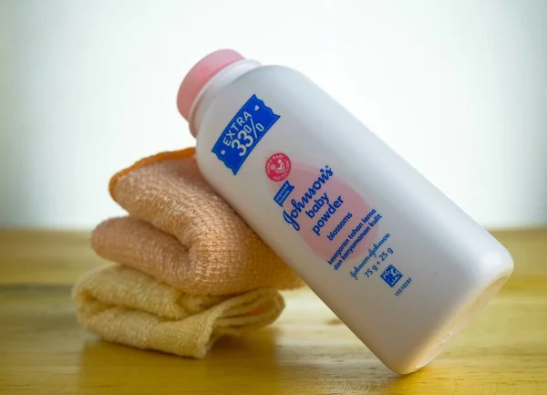 Kuala Lumpur Malezya-6-2019: Masada Johnson 'ın bebek pudrasından izole edilmiş beyaz şişe. Şişedeki Johnson 'a odaklan. Son zamanlarda ürün, ABD FDA 'nın asbest kaygısı nedeniyle geri çağrıldı..