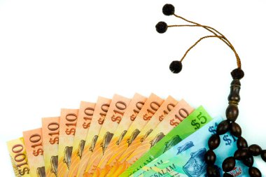 Müslüman dua boncukları, renkli brunei dolar banknotları dışında çeşitli değerlerde 1, 5, 10, 100 dolar beyazdan fazla. Banknotlara odaklan.