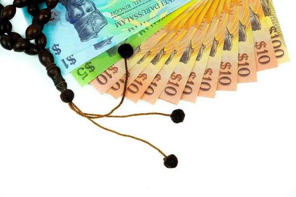 Moslim Gebed Kralen Close Van Kleurrijke Brunei Dollar Bankbiljetten Verschillende — Stockfoto