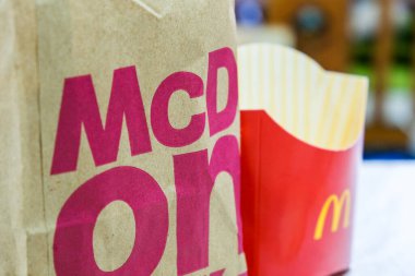Kuala Lumpur, Malezya-2020 6 Haziran: MacDonald paket kahverengi kağıt ve patates kızartması konteynırının yakın çekimi. Sadece McDonald metinlerinin c sözcüğüne odaklan.