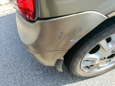 Arkadan çarpan küçük bir kazadan sonra arabanın arka tamponundaki hasar görüntüsü. Merkeze odaklan; diğer gradyan bulanıklığı.