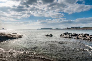 Mavi öğleden sonra gökyüzü. Deniz kıyısından Jeju Adası Yongmoeri Hean 'ın nefes kesici manzarası..