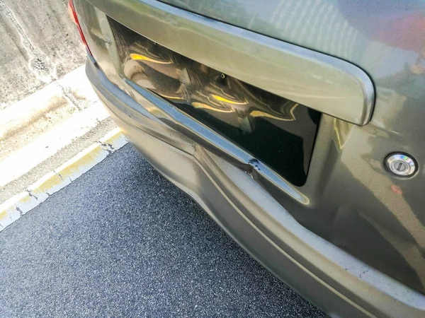 Arkadan çarpan küçük bir kazadan sonra arabanın arka tamponundaki hasar görüntüsü. Merkeze odaklan; diğer gradyan bulanıklığı.