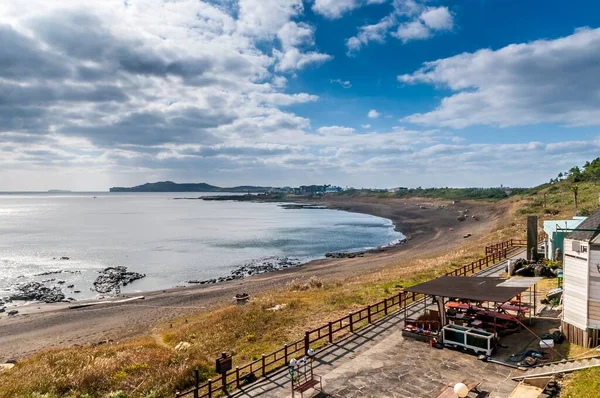Dramatik bulutlu gökyüzü ile hava manzarası. Durmaya değer. Jeju Adası, Yongmoeri Hean 'ın sağ tarafından deniz kıyısından dönerken nefes kesici bir manzara..