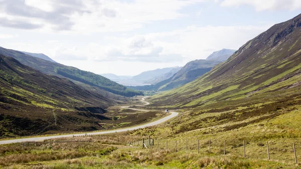 İskoç Dağları 'ndan geçen yol. İskoçya 'daki Torridon' a giden otobüs. Batı İskoçya
