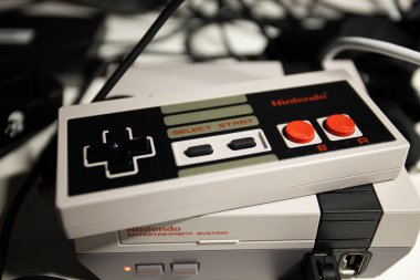 Retro oyun. Renkli düğmeleri ve Mini NES 'i olan 8 bit Nintendo Oyun denetleyici