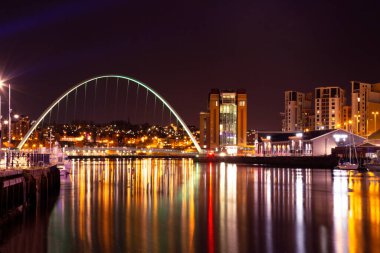 Newcastle on Tyne / England - Şubat 2018: Millennium Köprüsü ve Baltık Geceleri