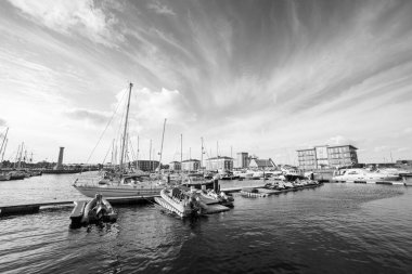 Hartlepool / UK - Ekim 2019: Hartlepool marina yatları güneşli bir günde güzel bulutlarla (siyah ve beyaz)