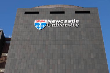 Tyne / UK üzerine Newcastle - 8 Ocak 2020: Güneşli bir günde mavi gökyüzü üzerine inşa edilen büyük Newcastle Üniversitesi logosu