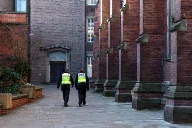 Tyne / UK üzerine Newcastle - 8 Ocak 2020: Güvenlik görevlileri uzaklaşıyor
