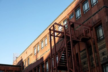 Newcastle on Tyne / UK - 8 Ocak 2020: Newcastle Üniversitesi Kampüsü 'ndeki merdiven boşlukları