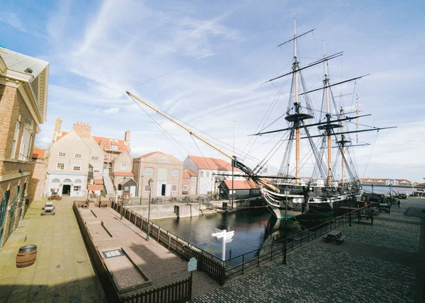 Hartlepool / UK - 11 Ekim 2019: HMS Trincomalee, güneşli bir günde siyah beyaz binalarla geniş açılı fotoğraf