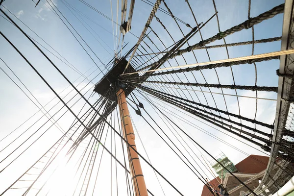 Hartlepool / UK - 11 Ekim 2019: Kraliyet Donanması Hartlepool Ulusal Müzesi. Uzun gemi direkleri (Trincomalee)