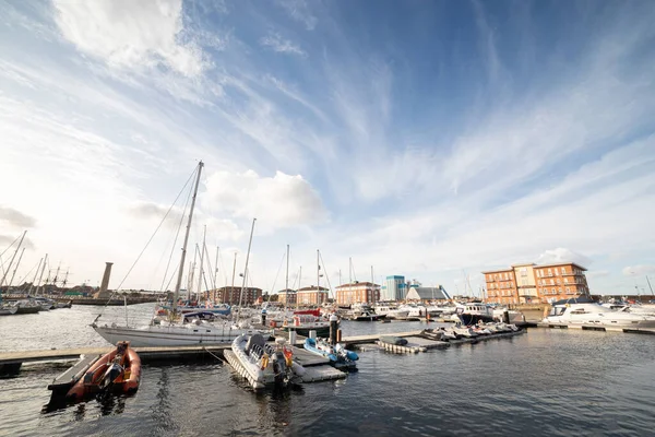 Hartlepool / UK - Ekim 2019: Hartlepool yat limanları güneşli bir günde güzel bulutlarla dolu