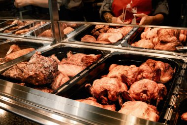 Wurzburg / Almanya - 21 Haziran 2018 Yiyecek standında et tezgahı