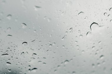 Odaklanamayan elementlerle ön cama yağmur düşer