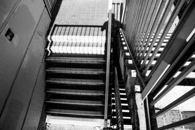 Leeds / England 15.05.2018: Leeds North England Brutalist mimarisi. Siyah beyaz merdiven.