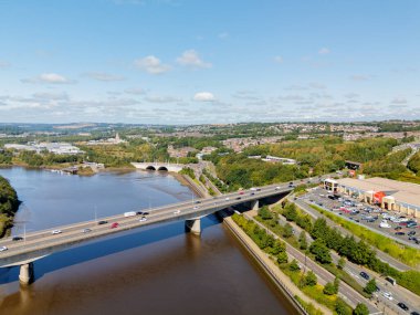 Tyne UK 'deki Newcastle: 15 Ağustos 2025: A1 Blaydon Köprüsünün B ve Q süpermarketinin yanındaki Tyne Nehri' ni geçerken insansız hava aracı görüntüsü