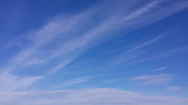 Ciel Bleu Avec Une Légère Brume Des Nuages — Photo