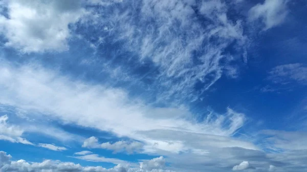 雲の形が違う青い空 — ストック写真