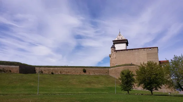 Vesting Muren Muur Van Narva Castle Een Zonnige Dag — Stockfoto